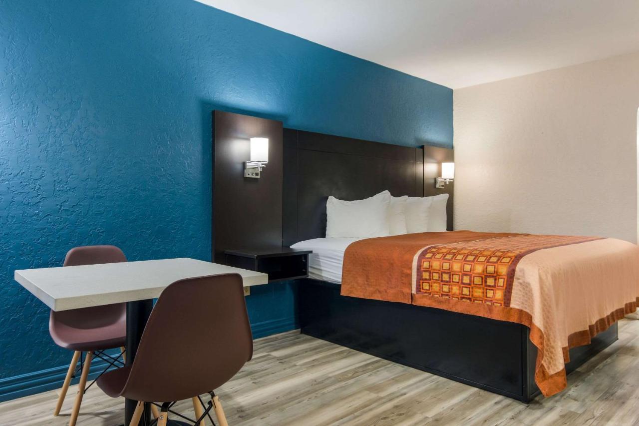 Rodeway Inn Broken Bow-Hochatown Экстерьер фото